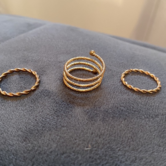 ✨any 4/$5 or all/$14✨Assorted Rings - Picture 4 of 4